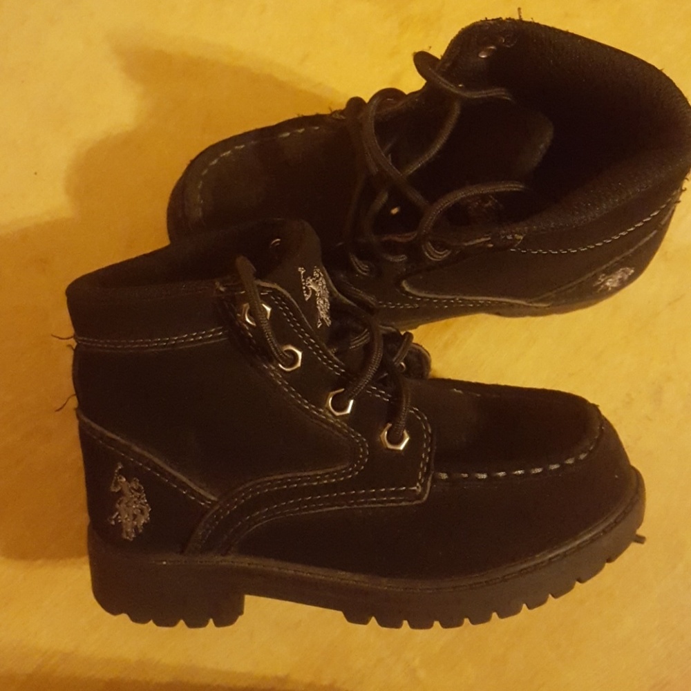 Boys shoes